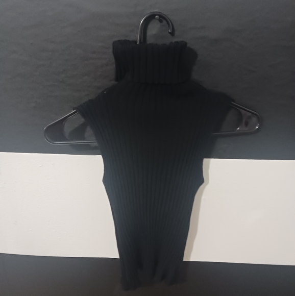 Women stretchable ribbed turtleneck sleveless Black top - Picture 6 of 8